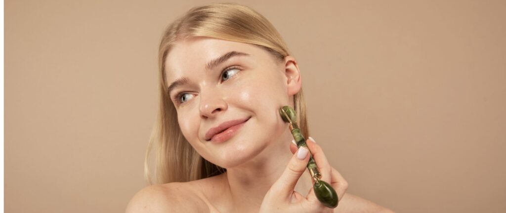 uśmiechnięta-kobieta-masaz-twarzy-bouncy-skin