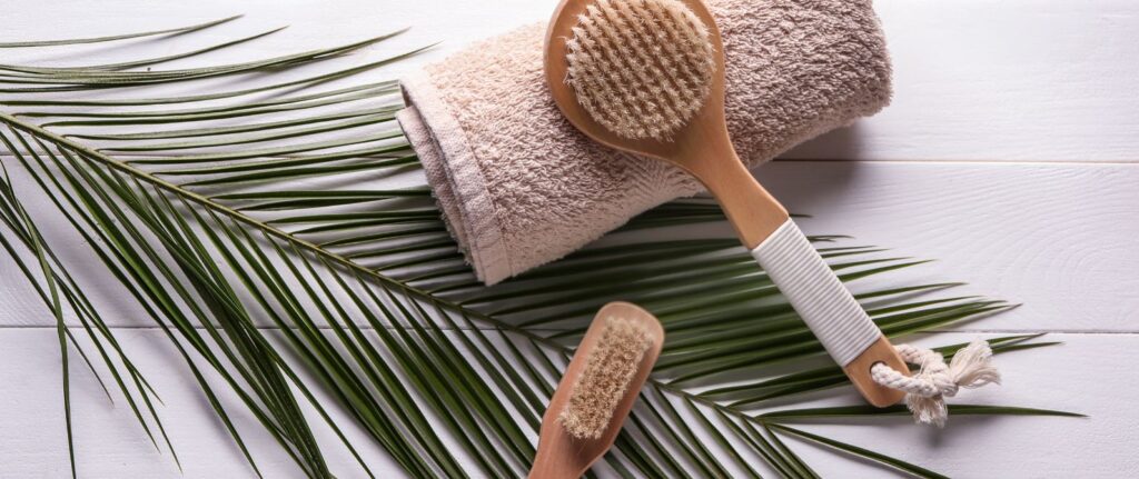 szczotkowanie-ciala-szczotka-recznik-liscie