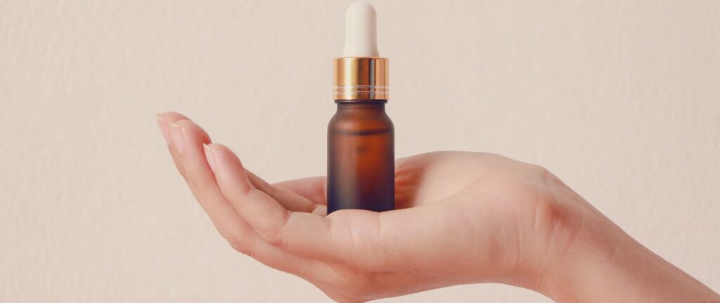 kropelki-brązujące-dłoń