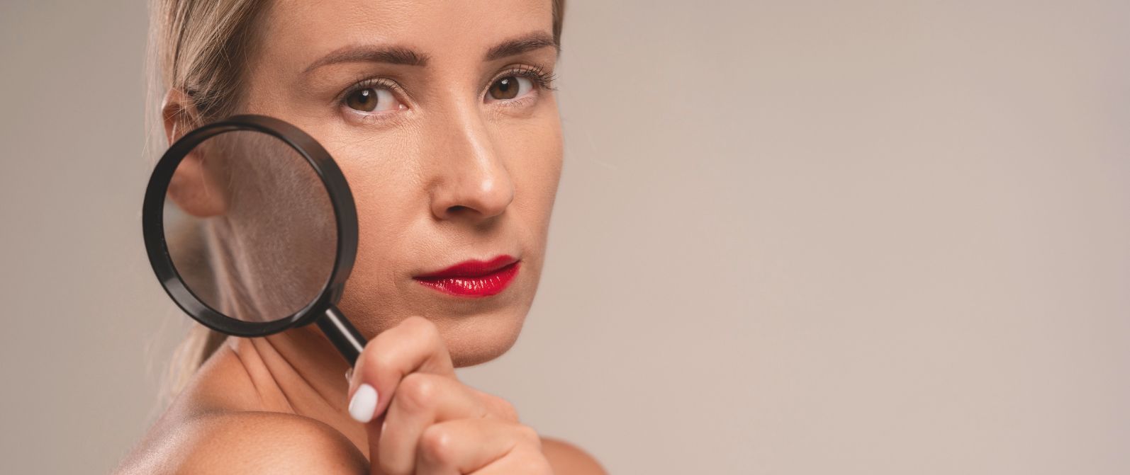 twarz-kobiety-z-lupą-mikrobiom-skóry