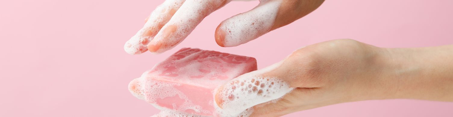 dłonie-mydło-piana-regneracja-suchych-dłoni