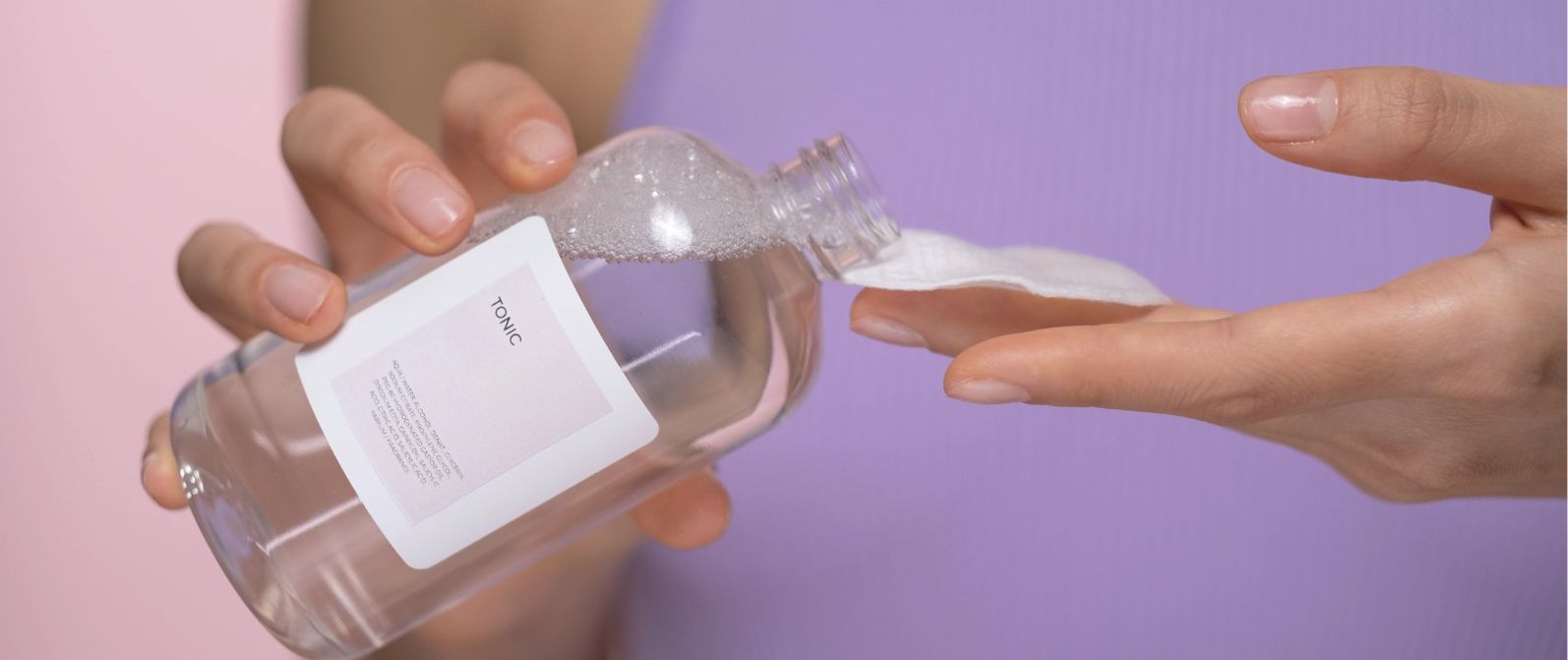 toniki-nawilżające-kosmetyk-dłonie-wacik