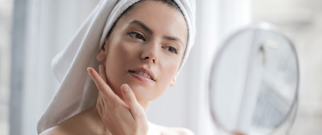 twarz-kobieta-lusterko-apteczne-masci-do-twarzy