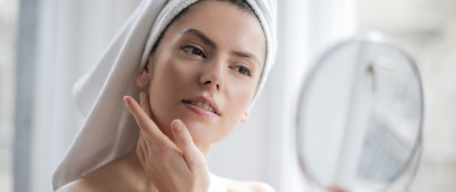 kobieta-pielęgnacja-apteczne-maści-do-twarzy