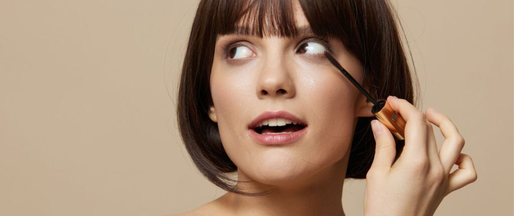 kobieta-tusz-do-rzęs-jak-przygotować-skórę-pod-makijaż