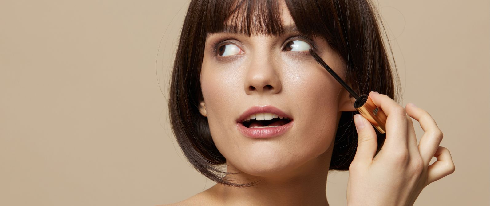 kobieta-tusz-do-rzęs-jak-przygotować-skórę-pod-makijaż
