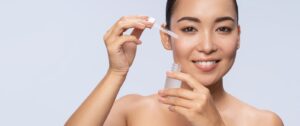 działanie-kwasu-laktobionowego-kobieta-serum
